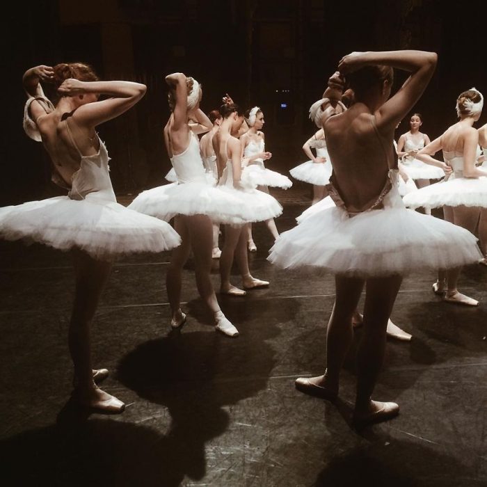 Bailarinas de ballet peinándose antes de entrar a una función