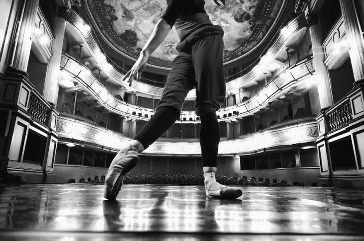 Bailarina de ballet en un teatro 