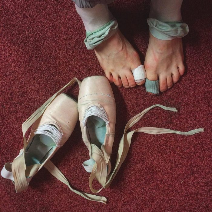 Pies de una bailarina de ballet sin las zapatillas