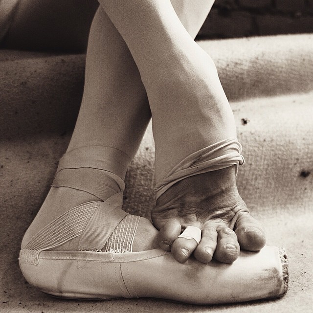 Pies maltratados de una bailarina de ballet 