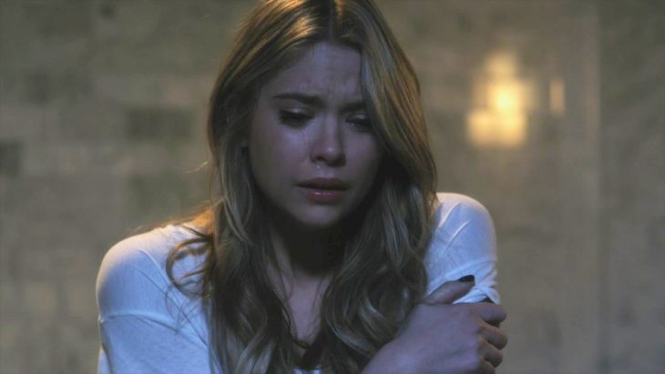 Aria abrazando sus brazos y llorando 