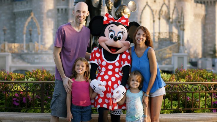 familia Mansfield se toma foto con minnie mouse en Disnney world