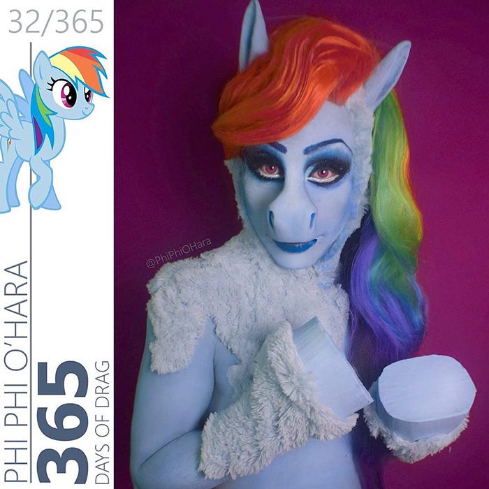 Drag Queen vestida como Rainbow de my little pony