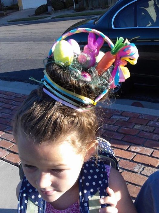 Niña con el cabello sujetado en forma de una canasta de huevos 