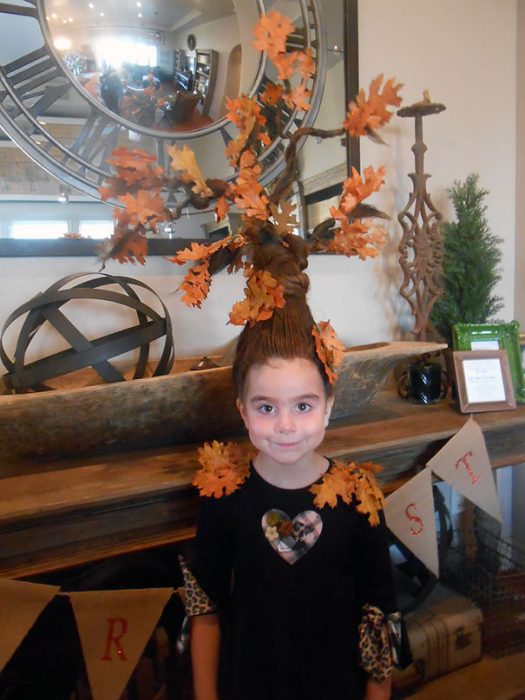 Niña con el cabello como si fuera un árbol marchito 