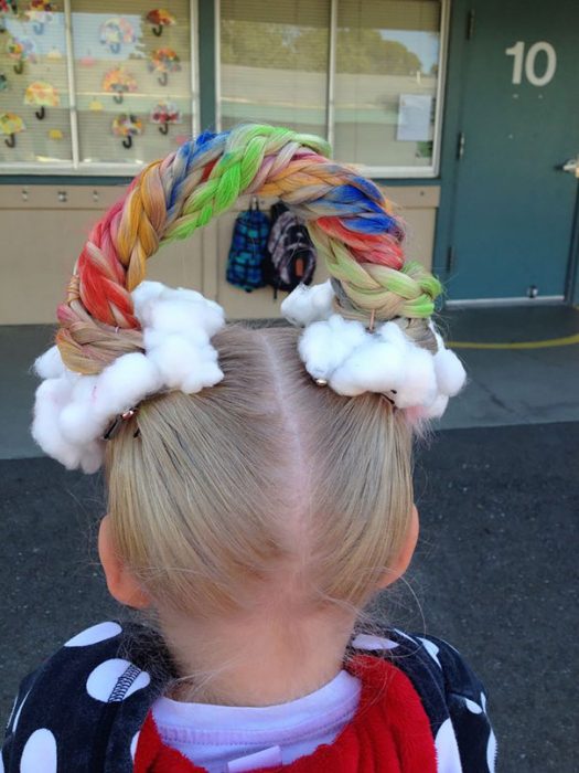 Niña con el cabello sujetado como si fuera un arcoiris 