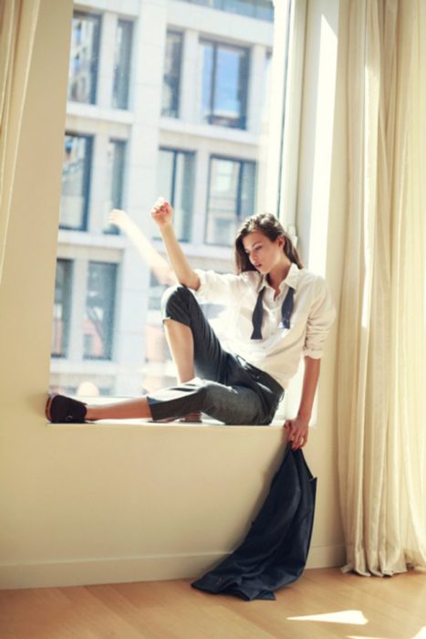 Chica en la ventana 