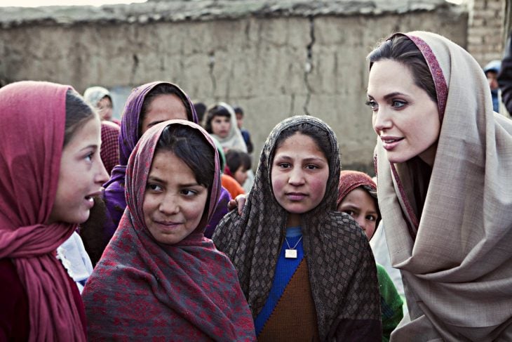 Angelina Jolie ayudando 