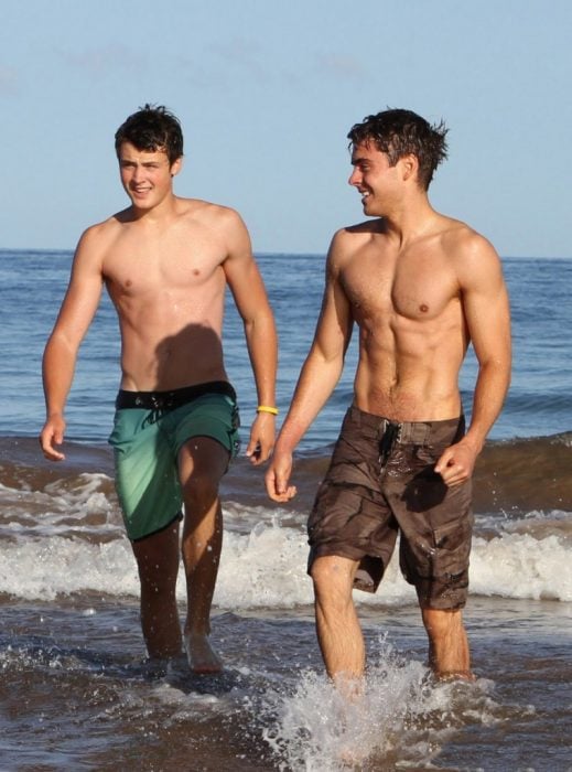 Zac Efron caminando junto a su hermano Dylan en la playa 