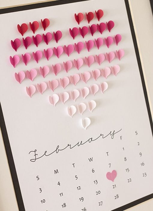 calendario mes de febrero con corazones rosas 