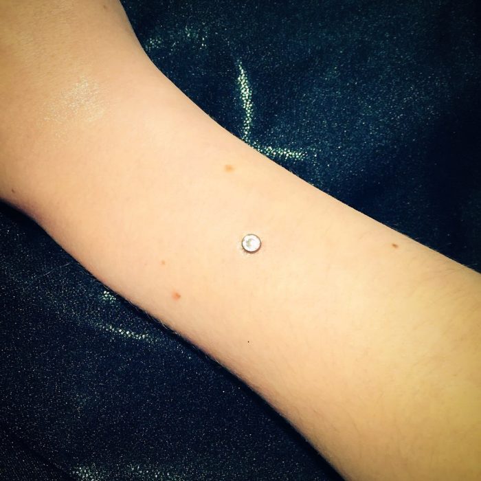 piercing microdermal en el brazo