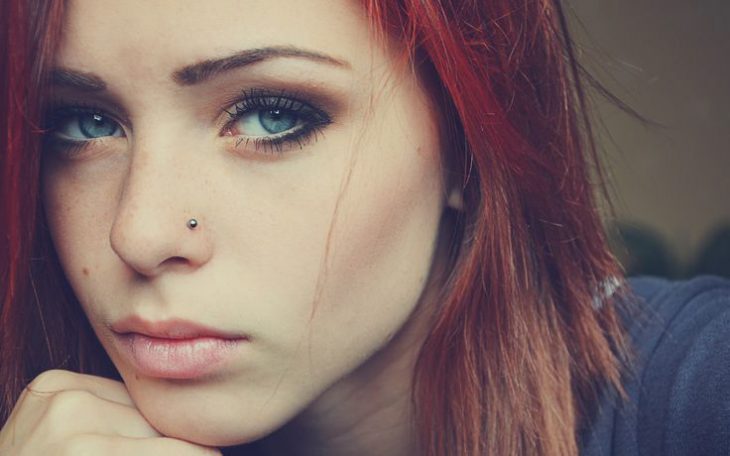 chica con piercing en nariz