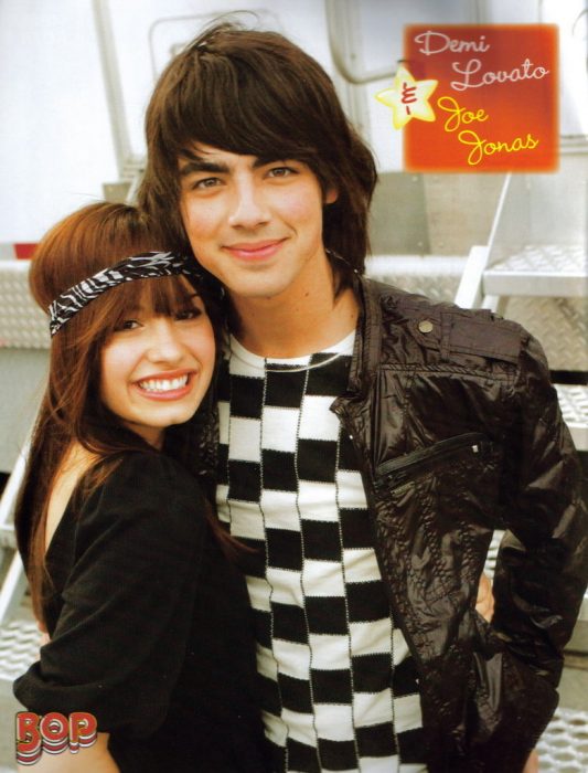 chica con su novio chamarra de piel jonas brothers 