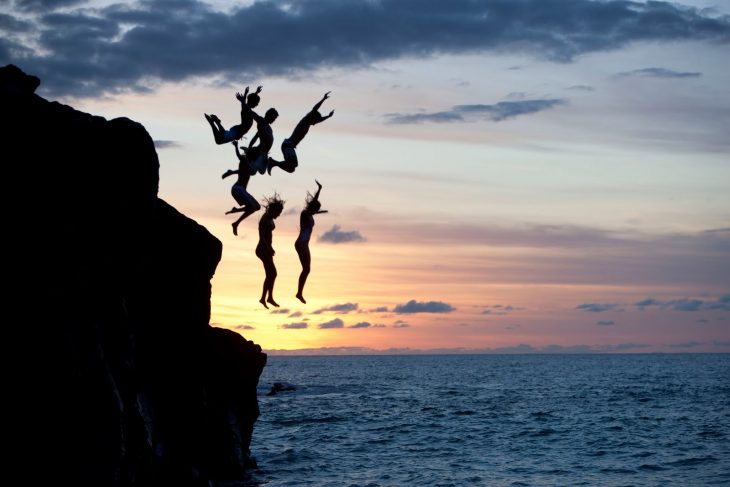 amigos aventándose al mar