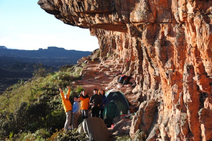 amigos acampan en montaña