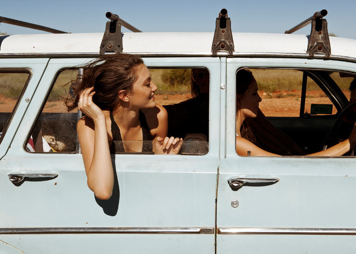 chicas viajando en coche