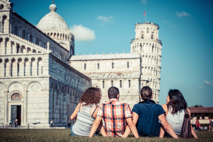 amigos viendo edificio