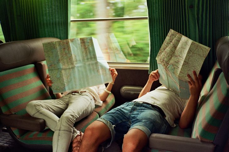 amigos leyendo mapas en tren