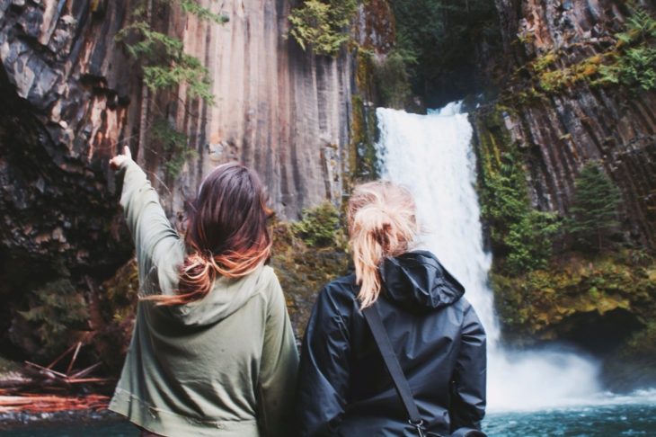 amigas en cascada