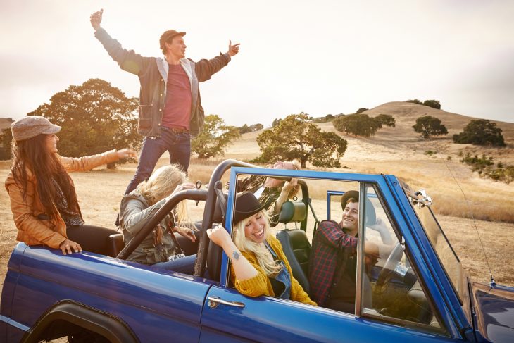 amigos viajando en coche