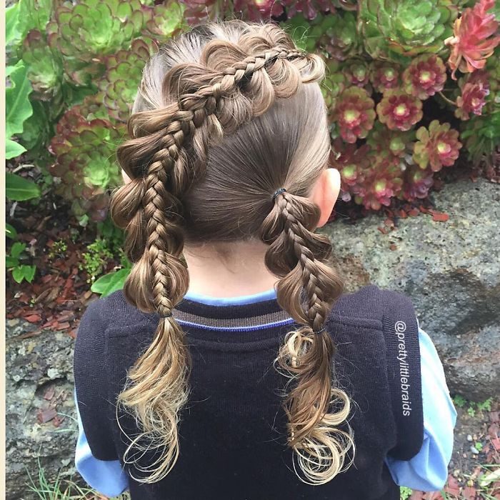 Niña con el cabello trenzado en dos coletas