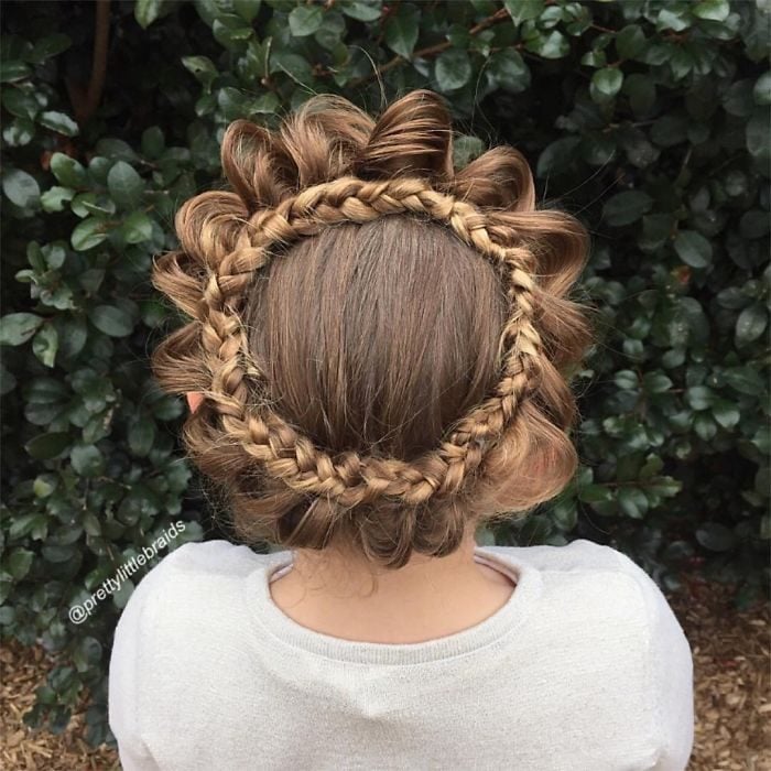 Niña con el cabello trenzado en forma de un sol