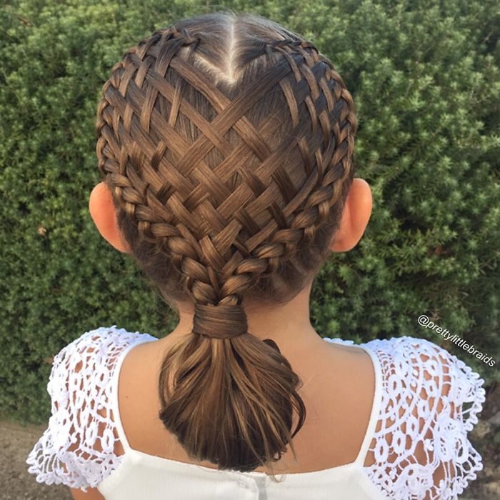 Niña con el cabello trenzado en forma de red que termina en una coleta baja