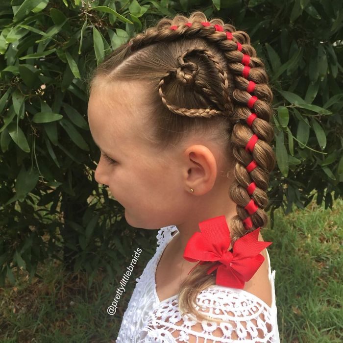 Niña con el cabello trenzado en forma de corazón