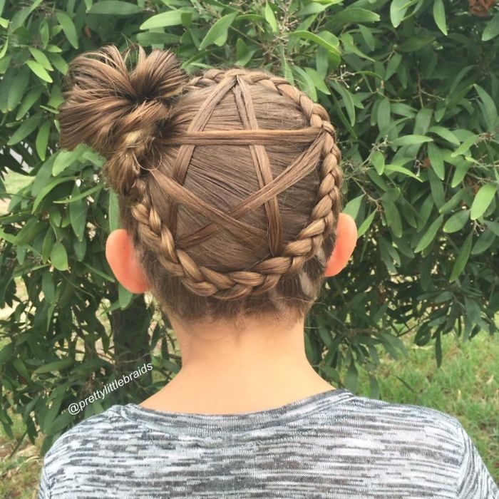 Niña con el cabello trenzado en forma de una estrella