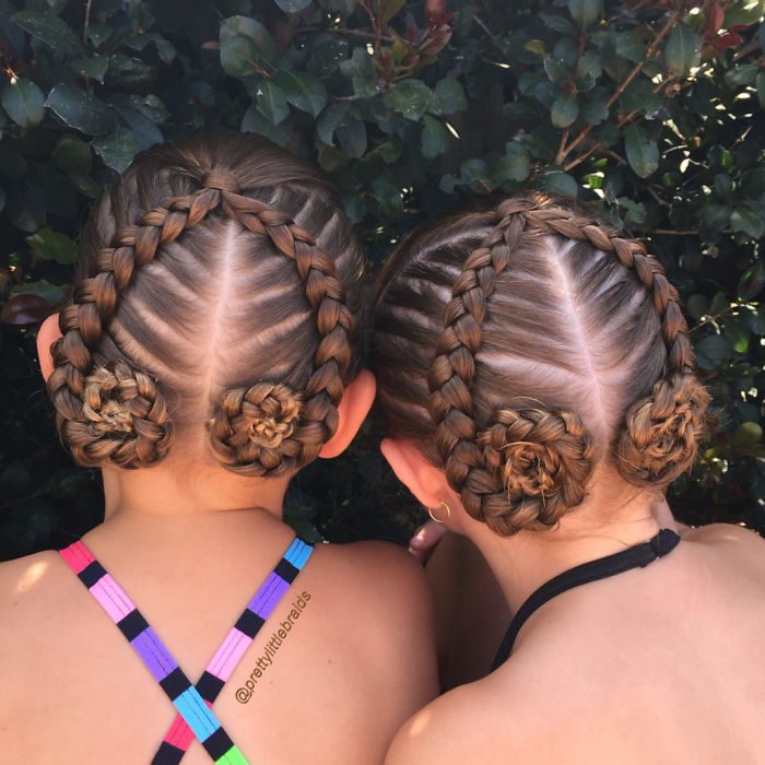 Niña con el cabello trenzado y sujetado en moños bajos