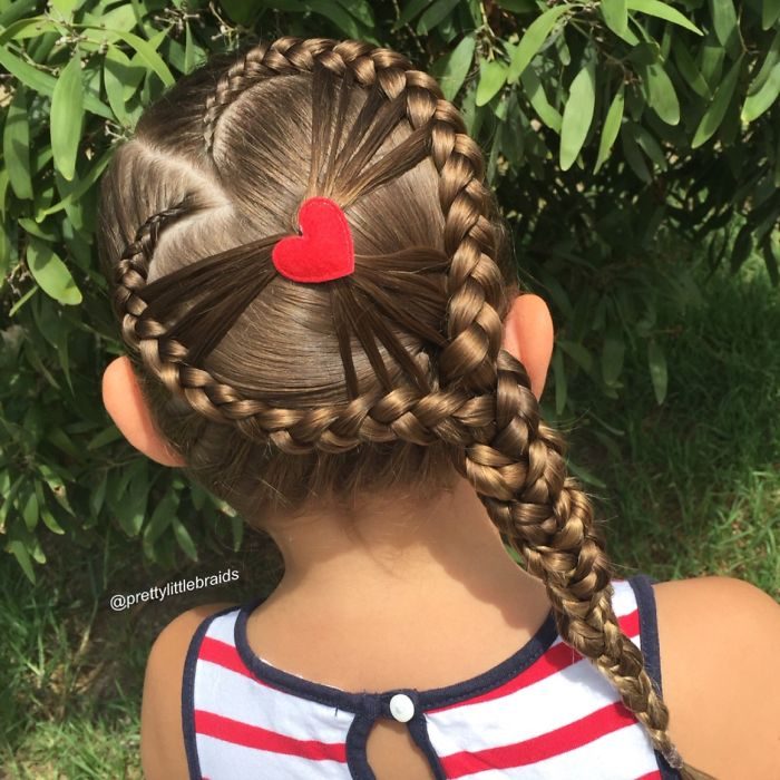 Niña con el cabello trenzado en forma de corazón