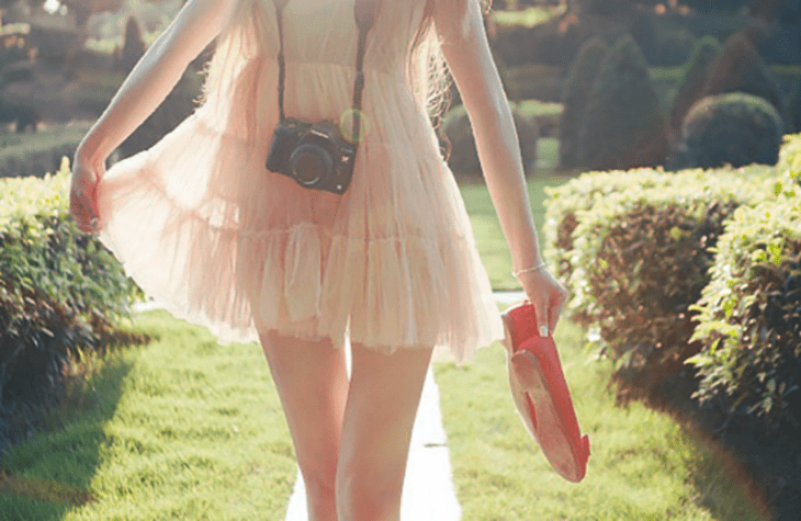 mujer con vestido caminando en la calle