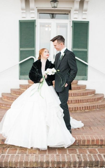 Modelo con síndrome de Down Madeline Stuart vestida de novia posando junto a un chico vestido de novio