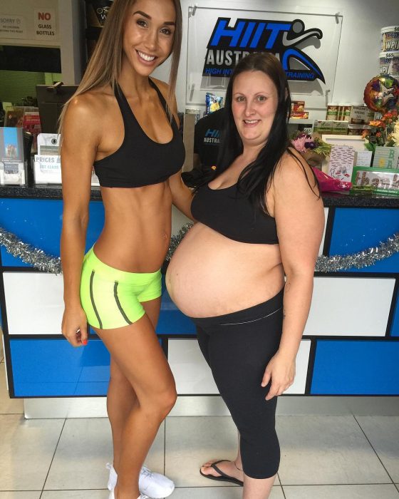 Modelo fitness embrazada junto a su amiga que también está embarazada 