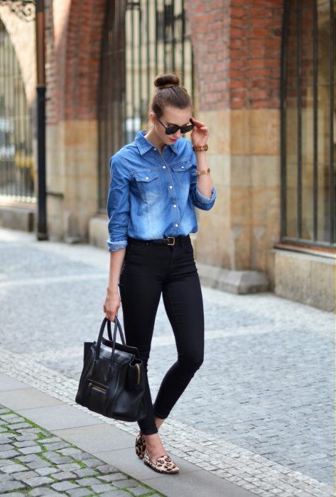 Outfit de oficina. Chica usando una blusa de mezclilla y un pantalón negro 