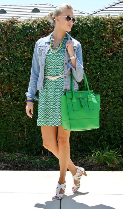 Outfit de oficinas. Chica usando un vestido de color verde , flats y chamarra de mezclilla 