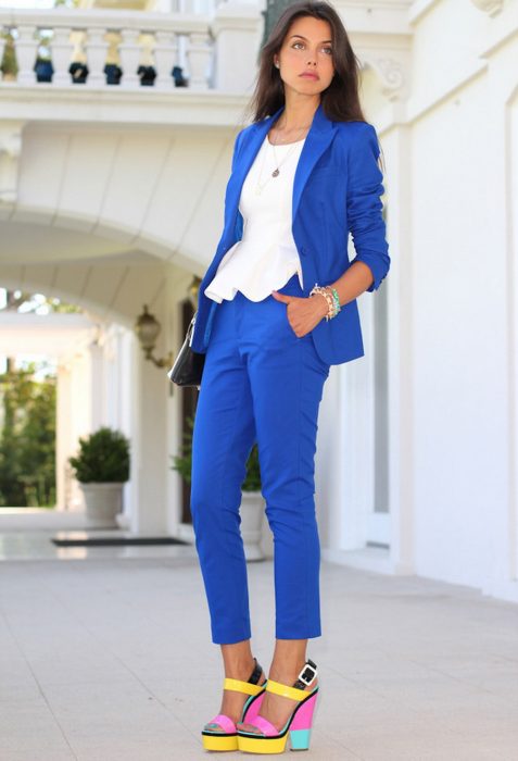 Outfits de oficina. Chica usando un traje sastre en color azul