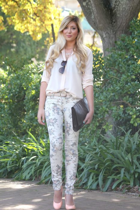 Outfit de oficina. Chica usando unos pantalones floreados y una blusa en color blanco 