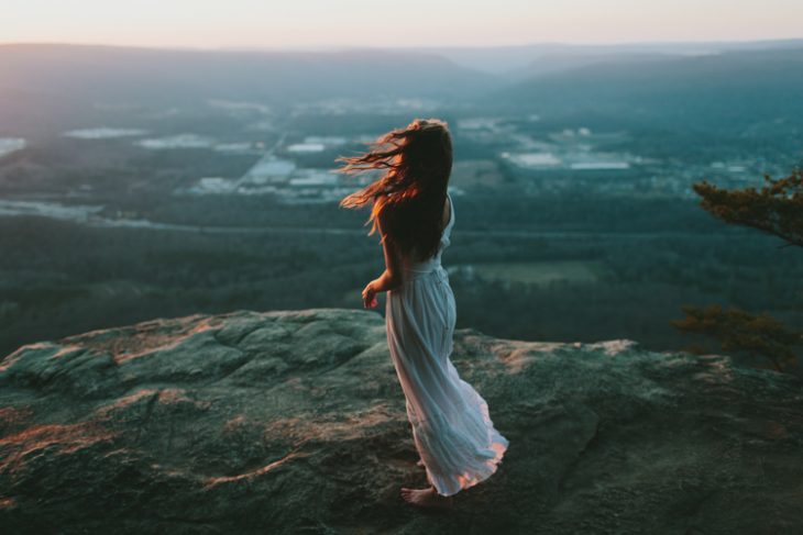 chica en la cima de una montaña
