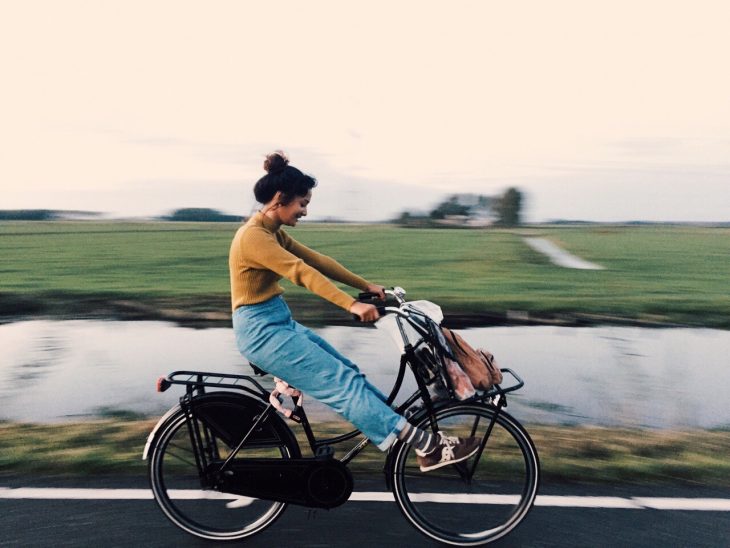 chica paseando en bicicleta vintage