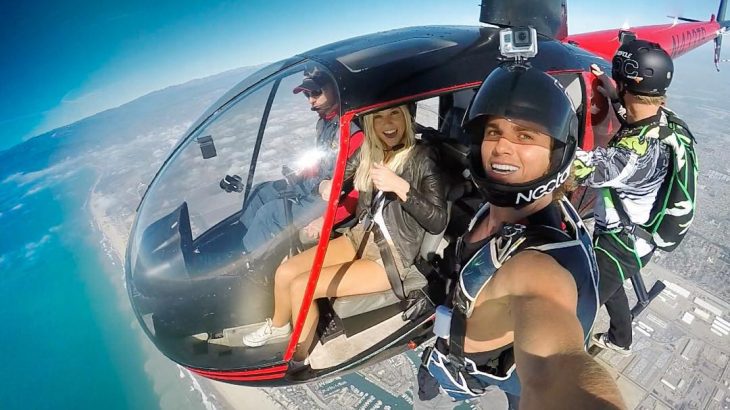 Jay Alvarrez y Alexis Ren Pareja de novios que viajan al rededor del mundo en un helicóptero 