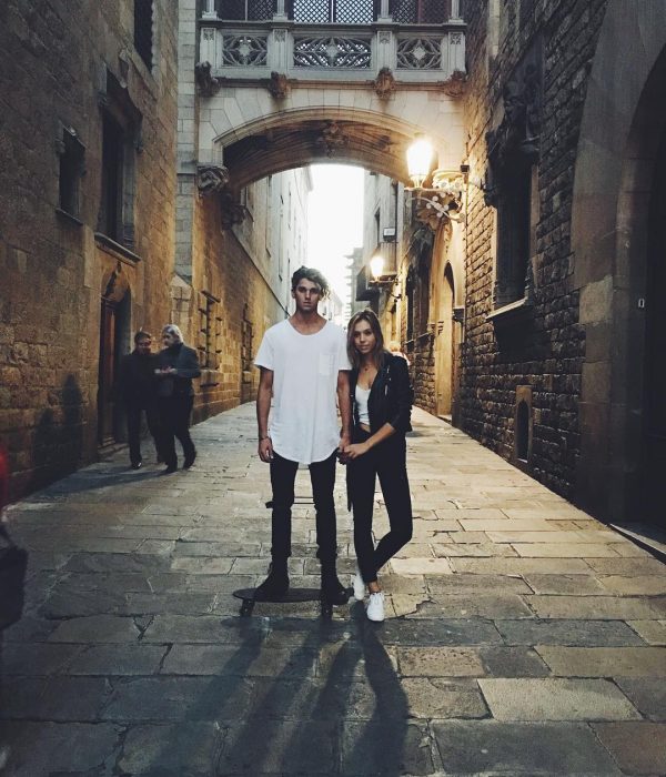 Jay Alvarrez y Alexis Ren Pareja de novios que viajan al rededor del mundo paseando en las calles de Barcelona 