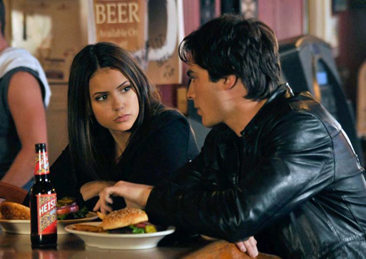 Escena de la serie the vampire diares elena y damon comiendo 