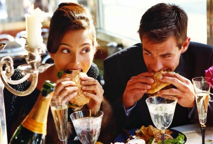 Pareja de novios comiendo en un restaurante 