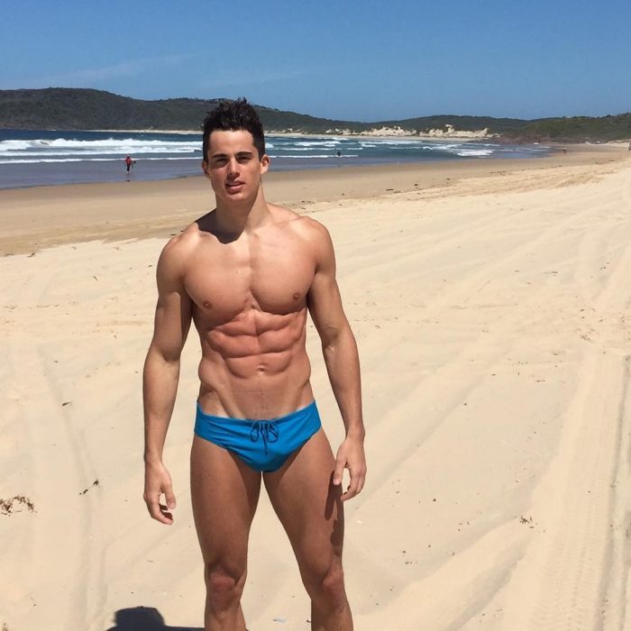 Pietro Bocelli en la playa