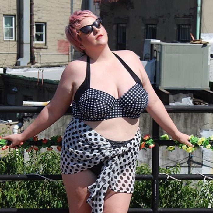 Chica Plus Size en bikini tomando el sol