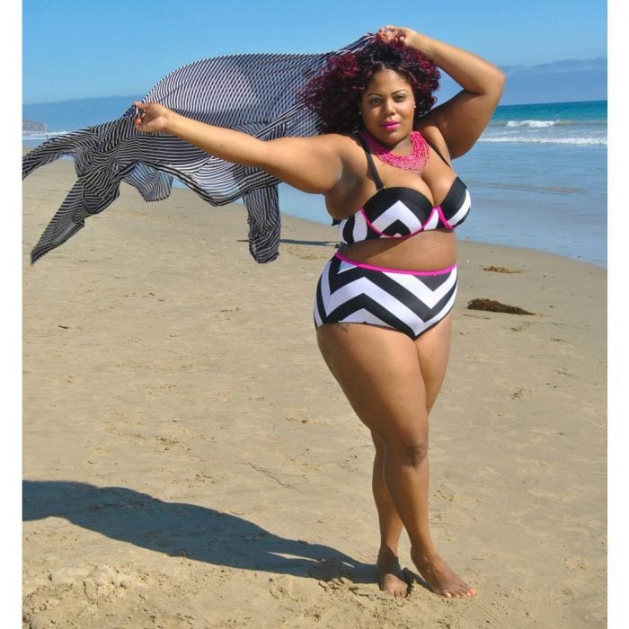 Chica Plus Size en bikini disfrutando de la playa