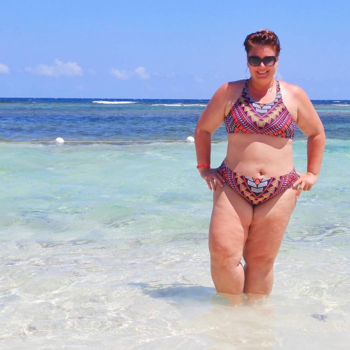 Chica Plus Size en bikini mientras está en la playa