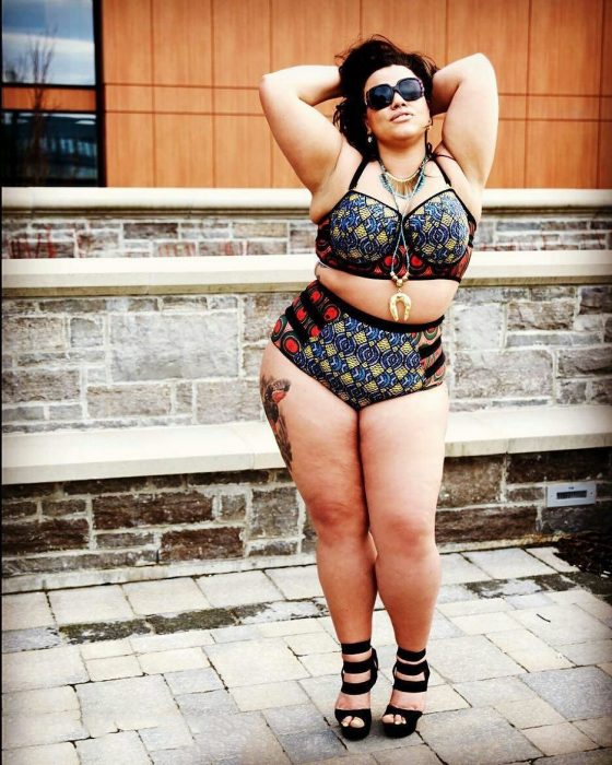 Chica Plus Size en bikini tomando el sol