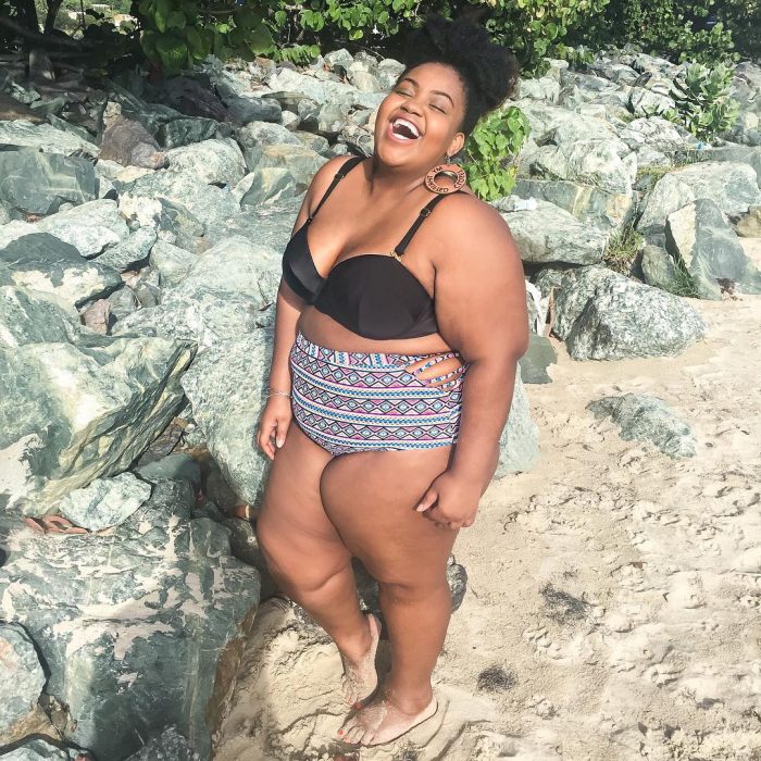 Chica Plus Size en bikini riendo en la playa